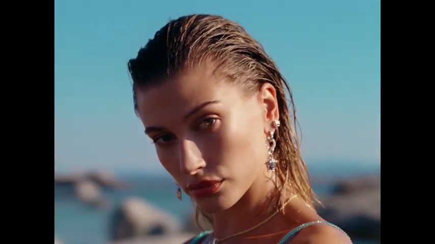 versace-dylan-turquoise-pour-femme-fragrance-campaign_mp41135.jpg