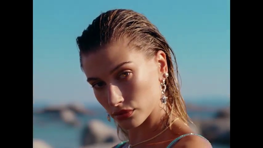 versace-dylan-turquoise-pour-femme-fragrance-campaign_mp41136.jpg