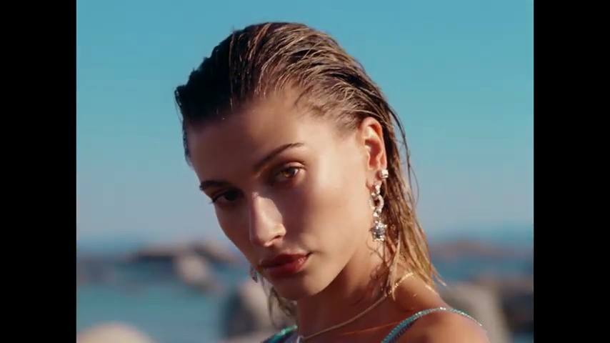 versace-dylan-turquoise-pour-femme-fragrance-campaign_mp41137.jpg