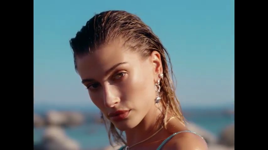 versace-dylan-turquoise-pour-femme-fragrance-campaign_mp41142.jpg