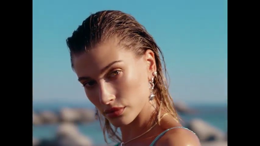 versace-dylan-turquoise-pour-femme-fragrance-campaign_mp41143.jpg