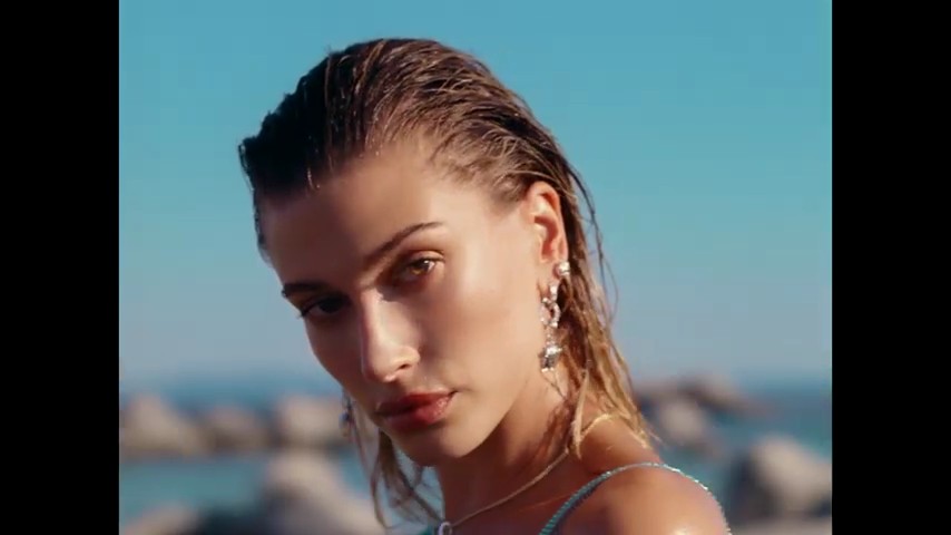 versace-dylan-turquoise-pour-femme-fragrance-campaign_mp41144.jpg