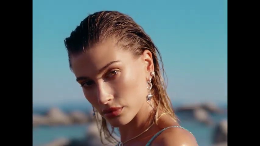 versace-dylan-turquoise-pour-femme-fragrance-campaign_mp41145.jpg
