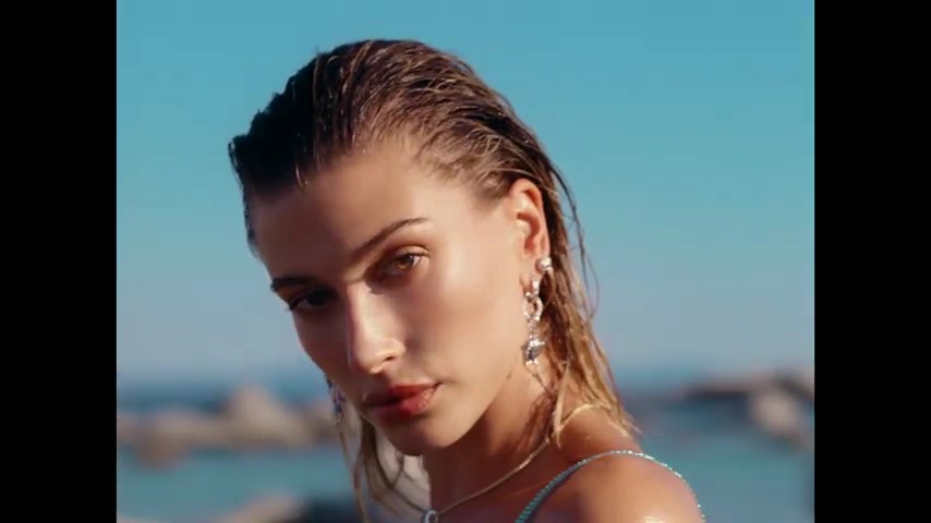 versace-dylan-turquoise-pour-femme-fragrance-campaign_mp41146.jpg