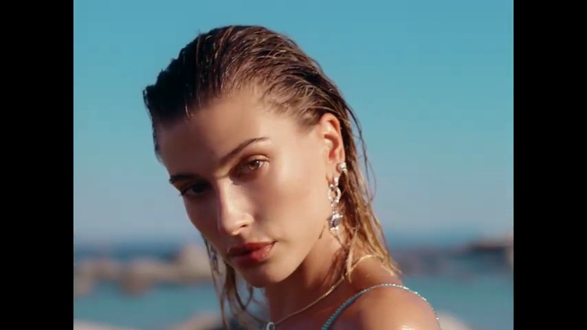 versace-dylan-turquoise-pour-femme-fragrance-campaign_mp41147.jpg