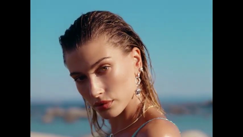 versace-dylan-turquoise-pour-femme-fragrance-campaign_mp41148.jpg