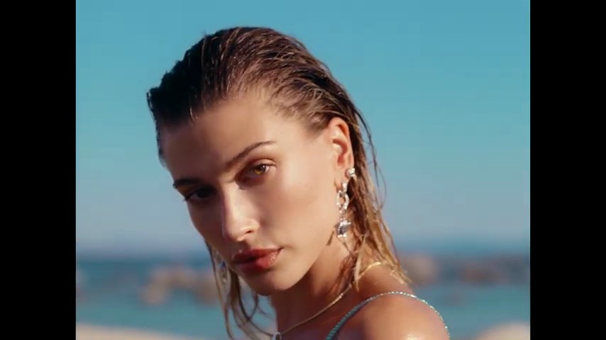 versace-dylan-turquoise-pour-femme-fragrance-campaign_mp41149.jpg