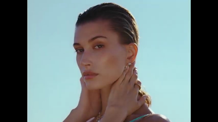 versace-dylan-turquoise-pour-femme-fragrance-campaign_mp41184.jpg