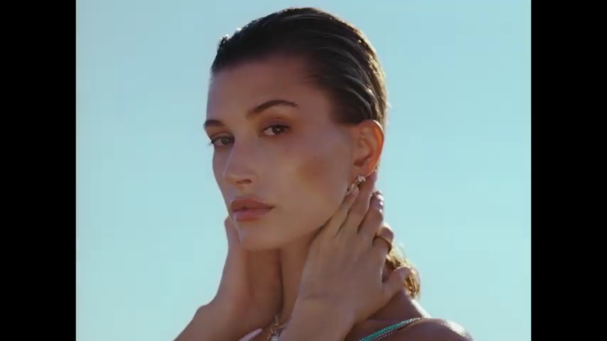 versace-dylan-turquoise-pour-femme-fragrance-campaign_mp41185.jpg