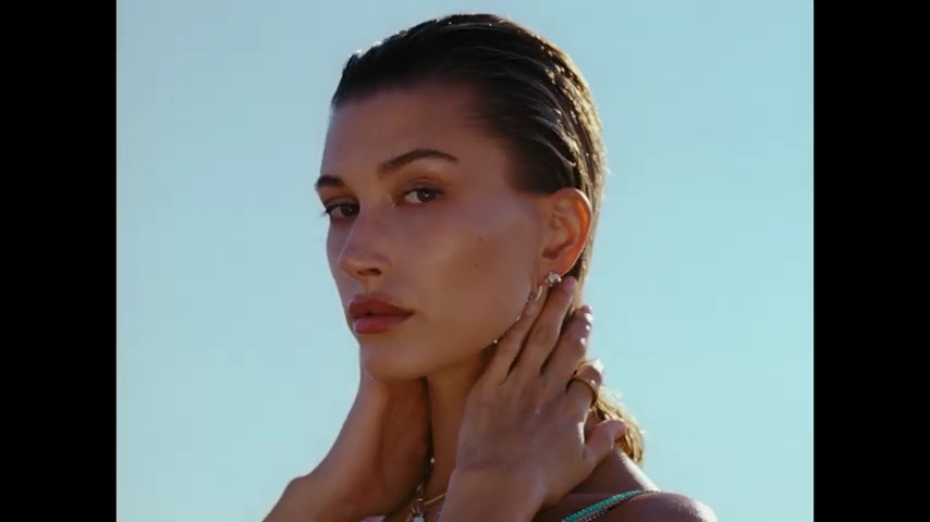 versace-dylan-turquoise-pour-femme-fragrance-campaign_mp41191.jpg