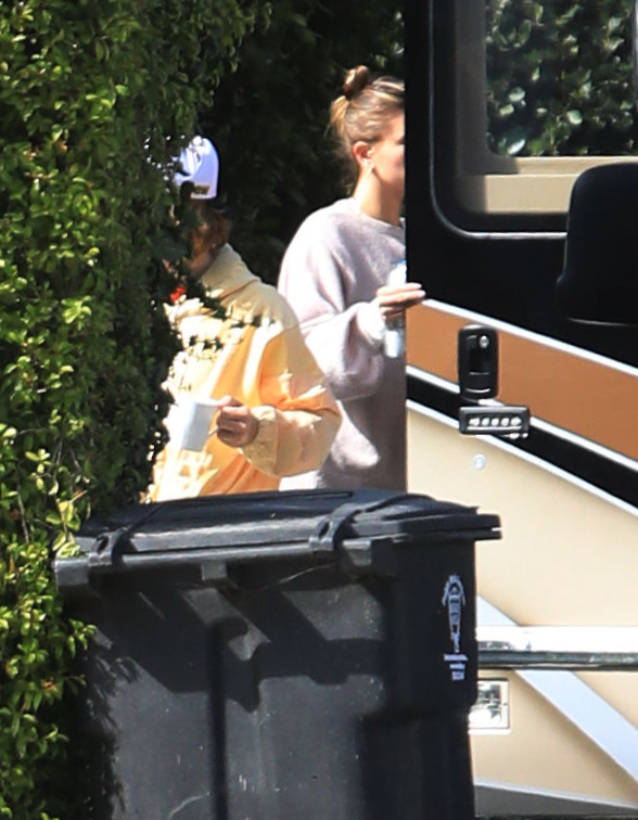 x17_justin_bieber_hailey_baldwin_vday_021421_13.jpg