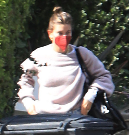 x17_justin_bieber_hailey_baldwin_vday_021421_21.jpg