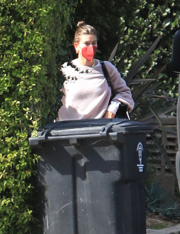 x17_justin_bieber_hailey_baldwin_vday_021421_26.jpg