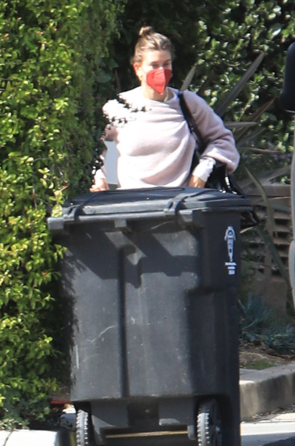 x17_justin_bieber_hailey_baldwin_vday_021421_27.jpg