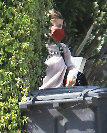 x17_justin_bieber_hailey_baldwin_vday_021421_28.jpg