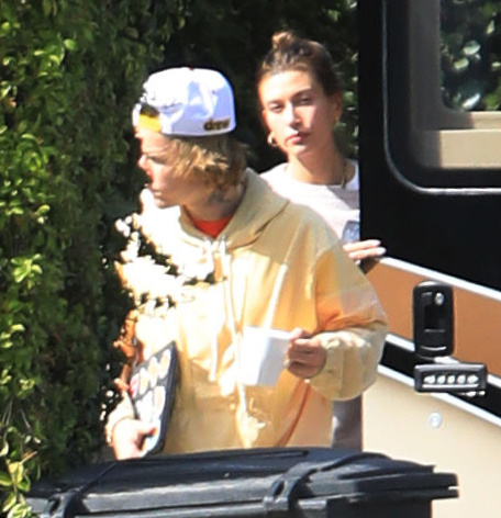 x17_justin_bieber_hailey_rv_021421_01.jpg