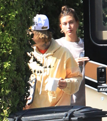 x17_justin_bieber_hailey_rv_021421_03.jpg
